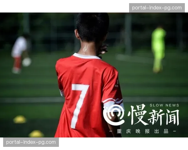 聚焦：迈阿密决赛局间休息，球童迅速为辛纳递上冰袋与毛巾