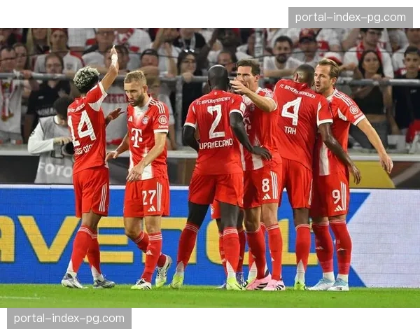 温情一幕：拜仁球迷在安联球场高举标语，祝福正在康复中的传奇贝肯鲍尔