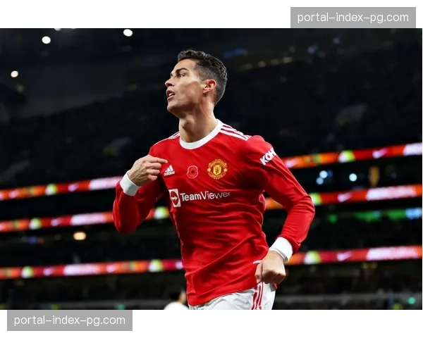 回顾：2022年3月，C罗戴帽助曼联击败热刺