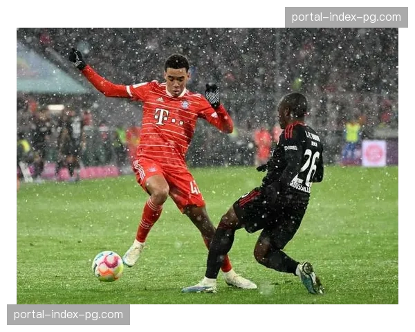 拜仁赛前最后一练重点演练由守转攻,穆西亚拉伤愈参与合练